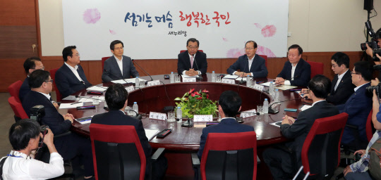 = 새누리당 이정현 대표가 25일 오전 서울 여의도 당사에서 열린 고위 당·정·청 회의에서 "야당에 요청하고 싶다. 국민의 먹고사는 문제에 관해서는 정말 초당적으로 협치하자"고 밝히고 있다.